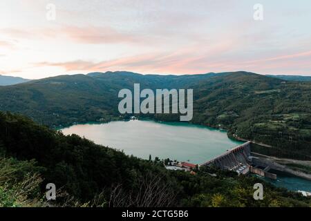 Vue sur le lac de Perucac, Serbie au coucher du soleil Banque D'Images