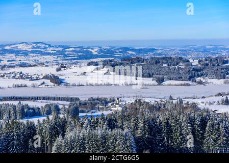 Nouvelle neige fraîche et un après-midi d'hiver froid dans le Allgäu - impressions des contreforts bavarois des Alpes Près de Rottachsee Banque D'Images