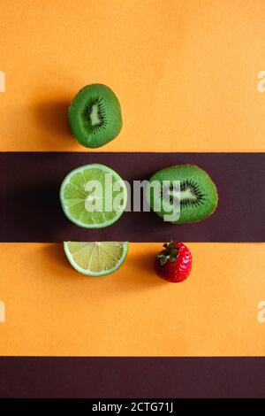 Fruits différents sur fond abstrait coloré, diversité Banque D'Images