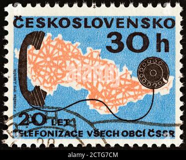 TCHÉCOSLOVAQUIE - VERS 1973: Un timbre imprimé en Tchécoslovaquie émis pour le 20e anniversaire du système téléphonique national montre carte et téléphone Banque D'Images