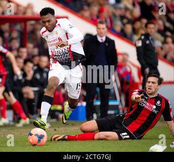 Daniel Sturridge saute autour d'un attach de Charlie Daniels AFC Bournemouth v Liverpool.FA CUP R4. Photo : © Mark pain / Alamy Banque D'Images