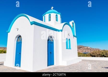 Petite chapelle blanche bleue de Saint Apostoloi à Amopi, île de Karpathos, Grèce Banque D'Images