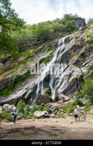 Parc national des montagnes Wicklow, Irlande - juillet 24 2019 : une cascade de 121 mètres de haut appelée Powerscourt dans un parc national des montagnes Wicklow à Irelan Banque D'Images