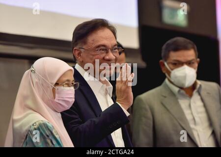 Kuala Lumpur, Malaisie. 23 septembre 2020. Le chef de l'opposition et ancien vice-premier ministre de la Malaisie, Anwar Ibrahim (C), se présente aux journalistes lors d'une conférence de presse à Kuala Lumpur, en Malaisie, le 23 septembre 2020. Anwar Ibrahim a déclaré mercredi qu'il avait une majorité 'longue' au Parlement pour former un nouveau gouvernement. Credit: Chong Voon Chung/Xinhua/Alay Live News Banque D'Images