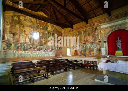 Magnifique cycle de fresques médiévales dans l'abbaye de Santa Lucia, Rocca di Cambio. Abruzzes, Italie Banque D'Images