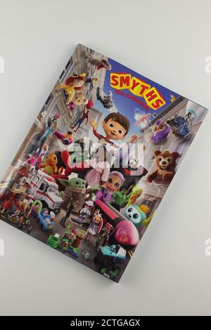 Catalogue de jouets Smythes hiver 2020 isolé sur fond blanc Banque D'Images