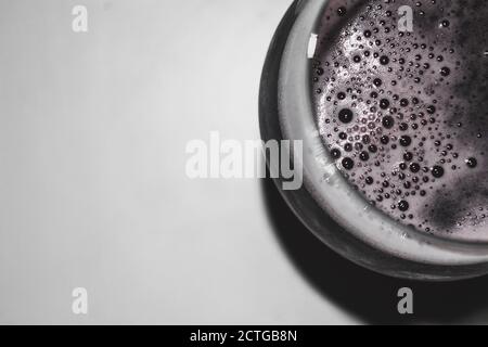 Photo en grand angle de bière artisanale foncée dans le verre avec espace de copie Banque D'Images