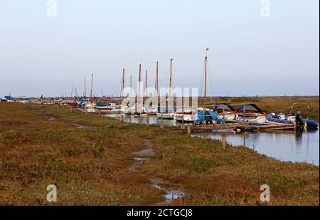 Une vue sur les marais salants et Morston Creek avec de petits bateaux de loisirs amarrés dans North Norfolk à Morston, Norfolk, Angleterre, Royaume-Uni. Banque D'Images