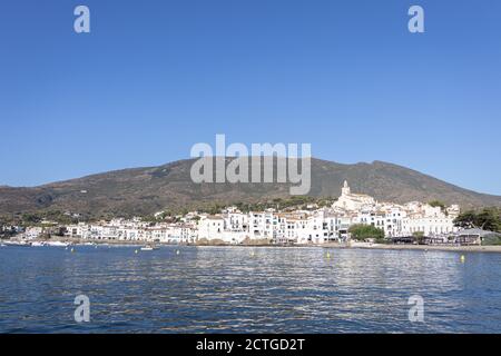 CADAQUES, ESPAGNE-8 AOÛT 2020 : vue panoramique de la ville dans la montagne depuis la mer. Banque D'Images