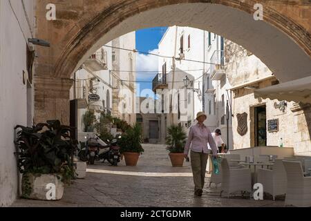 Largo Arcivescovo Teodoro Trinchera, avec la Piazzetta Cattedrale au-delà, dans le 'centro storico' d'Ostuni, la ville Blanche, Apulia, Italie Banque D'Images