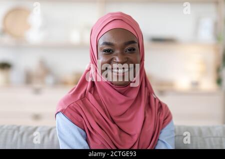 Gros plan Portrait de la bonne femme musulmane noire dans le hijab à Intérieur de la maison Banque D'Images