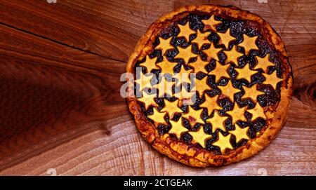 tarte à la confiture de prunes maison sur une planche à découper en bois avec décorations de pâtisserie à croûte courte étoiles. Concept alimentaire Banque D'Images