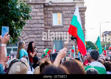 Sofia, Bulgarie - 22 septembre 2020 : des manifestants ont agité le drapeau bulgare pendant la 76 e journée de manifestations antigouvernementales contre la corruption de politici Banque D'Images