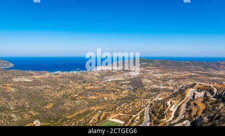 Vue panoramique sur le sud de Karpathos et de Pigadia au loin du village de Menetes, île de Karpathos, Grèce Banque D'Images