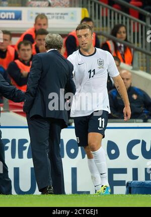 RICKIE LAMBERT SERRE LES MAINS AVEC ROY HODGSON APRÈS AVOIR ÉTÉ SUBSTITUÉ ANGLETERRE v MOLDOVA Copyright image : Mark pain 07774 842005. 6/9/2013 PHOT Banque D'Images