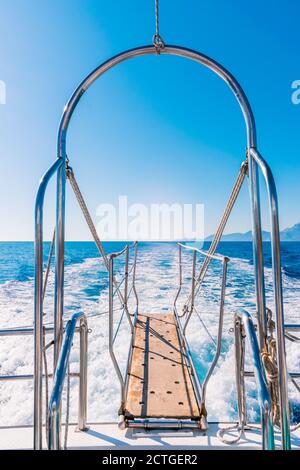 Petite passerelle flottant au-dessus de la mer Égée sur un bateau d'excursion sur l'île de Karpathos, Grèce Banque D'Images