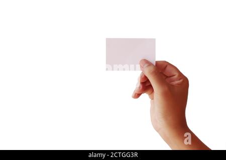 Mains humaines tenant des cartes vierges isolées sur fond blanc avec le chemin d'écrêtage. Banque D'Images