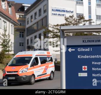 Bielefeld, Allemagne. 23 septembre 2020. Une ambulance part de l'hôpital protestant Bethel. Credit: Friso Gentsch/dpa/Alay Live News Banque D'Images