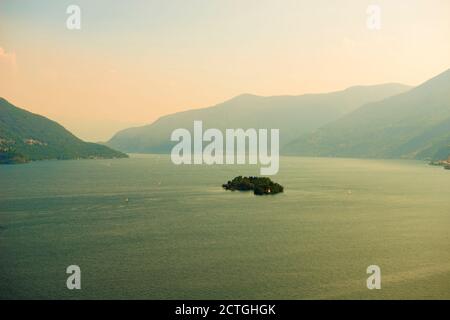 Îles Brissago sur le lac alpin majeur avec montagne au Tessin, Suisse. Banque D'Images