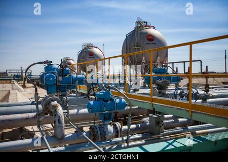 Région d'Aktobe, Kazakhstan: Réservoirs de stockage de gaz SPHERE pour la liquéfaction du gaz de pétrole (naturel) GPL, GNL. Société CNPC. Usine de raffinage de pétrole. Soupapes de commande Banque D'Images