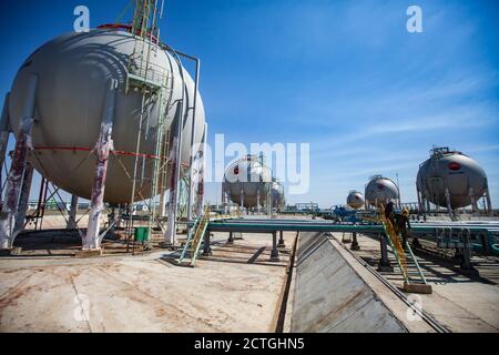 Région d'Aktobe, Kazakhstan: Réservoirs de stockage de gaz de sphère pour la liquéfaction du gaz naturel (pétrole). GNL, GPL. Raffinerie de pétrole dans le désert. Société CNPC. Banque D'Images