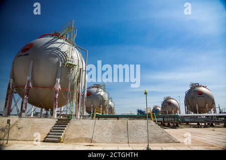 Région d'Aktobe, Kazakhstan: Réservoirs de stockage de gaz de sphère pour le gaz de pétrole liquéfié (naturel). GPL, GNL. Raffinerie de pétrole dans le désert. Société CNPC. Banque D'Images