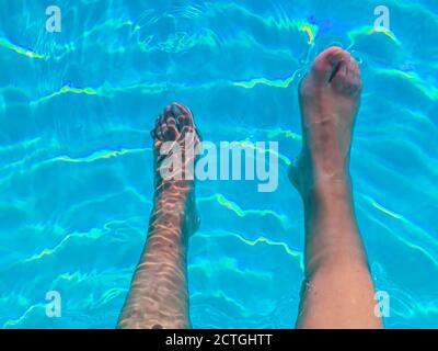 Perspective personnelle sur les jambes de Womans dans l'eau. Banque D'Images