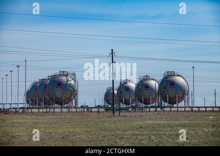 Dépôt d'huile de Zhanazhol. Région d'Aktobe, Kazakhstan: Réservoirs de stockage de gaz SPHERE pour la liquéfaction du gaz de pétrole (naturel). GPL, GNL. Société CNPC. Banque D'Images