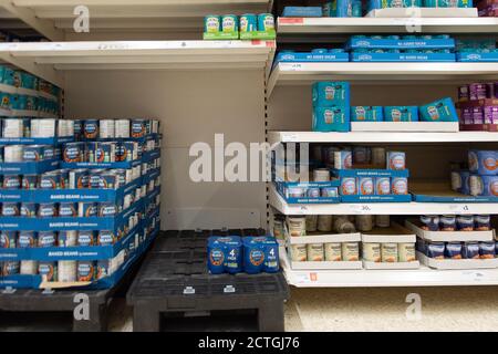 Talaplow, Buckinghamshire, Royaume-Uni. 23 septembre 2020. Certaines personnes ont commencé à acheter de panique à nouveau en raison de préoccupations d'un éventuel verrouillage national, alors que les nouveaux cas Covid-19 s'envolent de nouveau hors de contrôle en Angleterre. Comme les articles précédemment populaires achetés en vrac par certains acheteurs sont les rouleaux de toilettes, les pâtes, les tomates en conserve, les haricots, l'assainisseur pour les mains et les gants jetables, cependant, la farine et la plupart des autres produits dans le magasin ce matin étaient en bonne quantité et le supermarché n'était pas excessivement occupé. Crédit : Maureen McLean/Alay Live News Banque D'Images