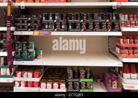 Talaplow, Buckinghamshire, Royaume-Uni. 23 septembre 2020. Certaines personnes ont commencé à acheter de panique à nouveau en raison de préoccupations d'un éventuel verrouillage national, alors que les nouveaux cas Covid-19 s'envolent de nouveau hors de contrôle en Angleterre. Comme les articles précédemment populaires achetés en vrac par certains acheteurs sont les rouleaux de toilettes, les pâtes, les tomates en conserve, les haricots, l'assainisseur pour les mains et les gants jetables, cependant, la farine et la plupart des autres produits dans le magasin ce matin étaient en bonne quantité et le supermarché n'était pas excessivement occupé. Crédit : Maureen McLean/Alay Live News Banque D'Images