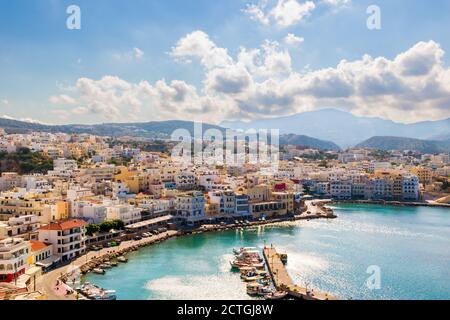 Vue panoramique sur la baie de Pigadia, la ville et le port, l'île de Karpathos, Grèce Banque D'Images