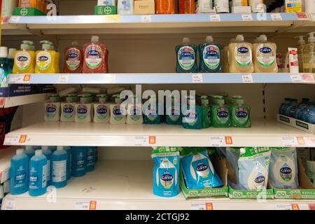 Talaplow, Buckinghamshire, Royaume-Uni. 23 septembre 2020. Certaines personnes ont commencé à acheter de panique à nouveau en raison de préoccupations d'un éventuel verrouillage national, alors que les nouveaux cas Covid-19 s'envolent de nouveau hors de contrôle en Angleterre. Comme les articles précédemment populaires achetés en vrac par certains acheteurs sont les rouleaux de toilettes, les pâtes, les tomates en conserve, les haricots, l'assainisseur pour les mains et les gants jetables, cependant, la farine et la plupart des autres produits dans le magasin ce matin étaient en bonne quantité et le supermarché n'était pas excessivement occupé. Crédit : Maureen McLean/Alay Live News Banque D'Images