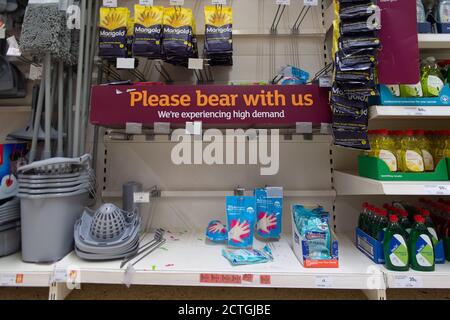 Talaplow, Buckinghamshire, Royaume-Uni. 23 septembre 2020. Certaines personnes ont commencé à acheter de panique à nouveau en raison de préoccupations d'un éventuel verrouillage national, alors que les nouveaux cas Covid-19 s'envolent de nouveau hors de contrôle en Angleterre. Comme les articles précédemment populaires achetés en vrac par certains acheteurs sont les rouleaux de toilettes, les pâtes, les tomates en conserve, les haricots, l'assainisseur pour les mains et les gants jetables, cependant, la farine et la plupart des autres produits dans le magasin ce matin étaient en bonne quantité et le supermarché n'était pas excessivement occupé. Crédit : Maureen McLean/Alay Live News Banque D'Images