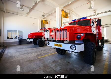 Région d'Aktobe/Kazakhstan - Mai 04 2012: Service de garage de l'équipement d'incendie. Camion de pompier. Personne. Banque D'Images