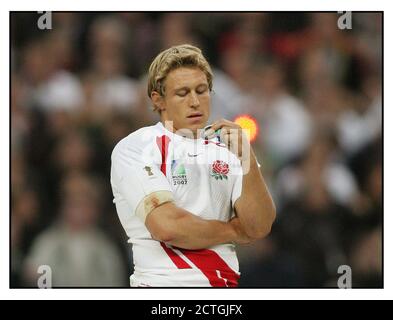 JONNY WILKINSON. ANGLETERRE contre AUSTRALIE. FINALE DE LA COUPE DU MONDE DE RUGBY, SYDNEY 2003 CRÉDIT PHOTO : © MARK PAIN / PHOTO DE STOCK D'ALAMY Banque D'Images