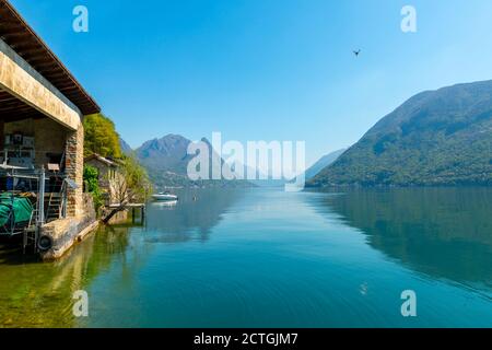 Port sur le lac alpin de Lugano avec la montagne au Tessin, Suisse. Banque D'Images