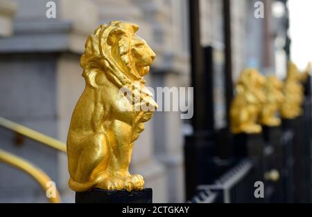 Londres, Angleterre, Royaume-Uni. Le Barreau au 113, chemin de la chancellerie. Lions d'or sur les rails à l'extérieur Banque D'Images