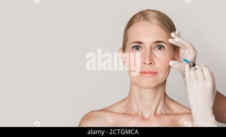 Femme d'âge moyen avec injection anti-âge Banque D'Images