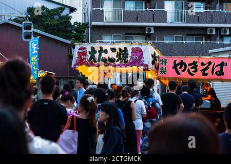 ADACHI CITY, TOKYO, JAPON - 23 juillet 2016 : des foules se sont rassemblées et se sont alignées pour les stands de nourriture takoyaki et yakisoba avant l'exposition annuelle de feu d'artifice à Ada Banque D'Images