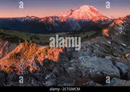 Le mont Rainier surplombe les montagnes environnantes, à une altitude de 14,411 pieds. Il est considéré comme l'un des plus dangereux au monde Banque D'Images