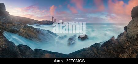 Littoral islandais sauvage avec de grandes vagues qui frappent les rochers noirs dans le sud-ouest de l'Islande. Paysage islandais typique lever ou coucher de soleil paysage de falaise Banque D'Images