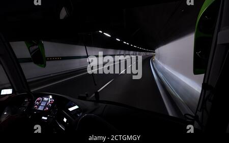 Tunnel routier de 11,611 km de long sous la plus haute montagne APLs connue sous le nom de tunnel du Mont blanc. Vue de pare-brise de l'intérieur du bus touristique. Banque D'Images