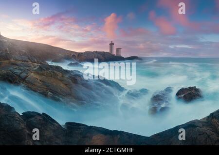 Littoral islandais sauvage avec de grandes vagues qui frappent les rochers noirs dans le sud-ouest de l'Islande. Paysage islandais typique lever ou coucher de soleil paysage de falaise Banque D'Images