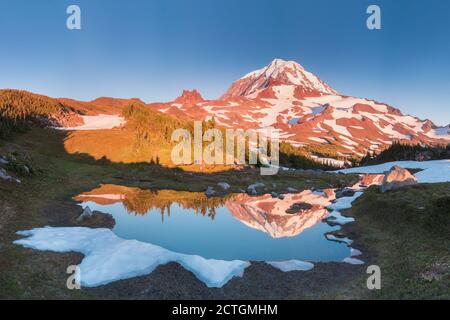 Le mont Rainier surplombe les montagnes environnantes, à une altitude de 14,411 pieds. Il est considéré comme l'un des plus dangereux au monde Banque D'Images