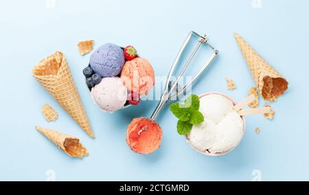 Diverses glaces aux baies et à la vanille. Plan d'étapage avec vue de dessus Banque D'Images