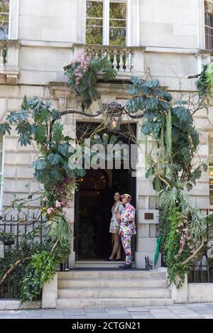 Plantes tropicales et fleurs à l'extérieur d'Annabel à Londres, place Berkley Banque D'Images