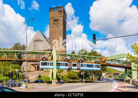 Train Schwebebahn passant une église à Wuppertal en Allemagne Banque D'Images