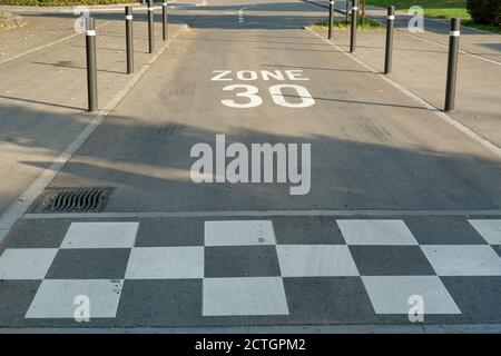 Marquage routier blanc sur la route de 30 km par h zone comme forme de gestion de la vitesse utilisée à travers les zones de routes urbaines dans certaines juridictions en Europe. Banque D'Images