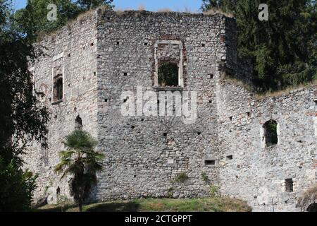 Rocca di Arona, ruines de la forteresse d'Arona, Italie Banque D'Images