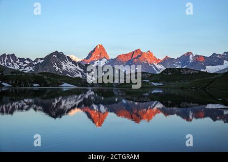 Lacs de Fenetre avec réflexion au lever du soleil et au Grand Jorasses; Val Ferret; Mont blanc; Col de Grand Saint Bernard au fond de la montagne, Swit Banque D'Images